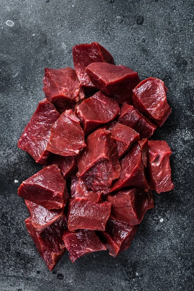 Çiğ et ya da dana kalbi. Siyah arka plan. Üst Görünüm