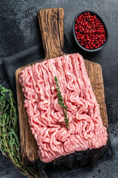 Tahtada tavuk ya da çiğ hindi eti. Siyah arka plan. Üst Görünüm