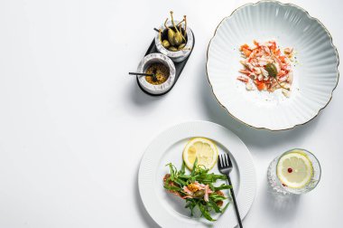 Mutfak masasında yengeç etli salata. Beyaz arka plan. Üst Manzara. Boşluğu kopyala