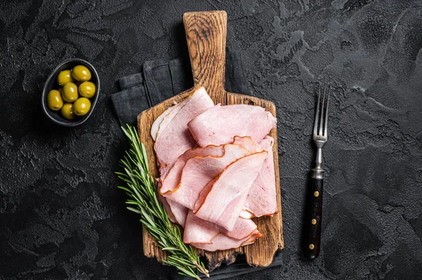 Pork ham slices on cutting board, Italian Prosciutto cotto. Black background. Top view — Stock Photo, Image