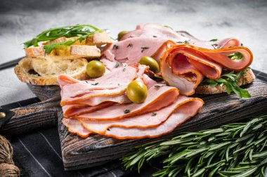 Domuz jambonlu ve zeytinli tost. Beyaz arka plan. Üst Manzara. Boşluğu kopyala