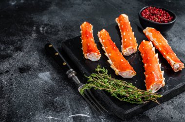 Yengeç bacaklı Phalanx mermer bir tahtanın üzerinde kekik ile. Siyah arka plan. Üst Manzara. Boşluğu kopyala