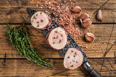 Et iliği kemikleri, otlu çiğ et. Ahşap arka plan. Üst görünüm