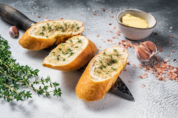 Mantequilla de ajo en pan de baguette tostado con sal, pimienta, tomillo y oliva. Fondo blanco. Vista superior — Foto de Stock