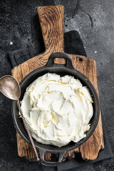 Mascarpone cream cheese em uma panela para tiramisu. Fundo preto. Vista superior — Fotografia de Stock