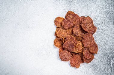 Kurutulmuş biftek ve kurutulmuş domuz eti. Beyaz arka plan. Üst Manzara. Boşluğu kopyala