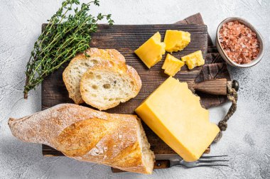 Gouda peyniri ve ekmek pişirmek için hazır. Beyaz arka plan. Üst görünüm