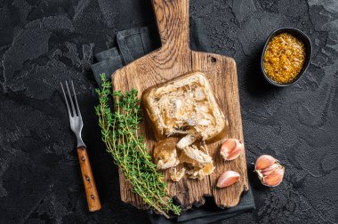 Ahşap tahtada tavuk eti olan bir Latin. Siyah arka plan. Üst görünüm