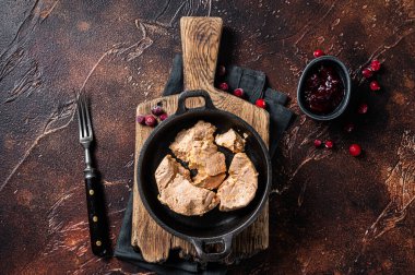 Franch Foie Gras ördek ciğeri ezmesi ve yaban mersini reçeli. Karanlık arka plan. Üst görünüm