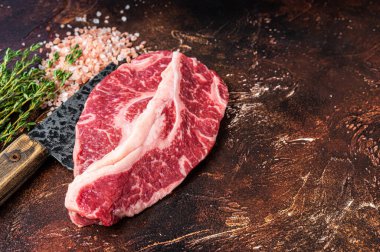 Prime Black Angus bifteği Çiğ Striw Striploin ya da kasap satırı üzerinde New York bifteği. Karanlık arka plan. Üst Manzara. Boşluğu kopyala