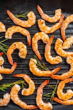 Limonlu ve sarımsaklı tavada karides kızartması. Siyah arka plan. Üst görünüm