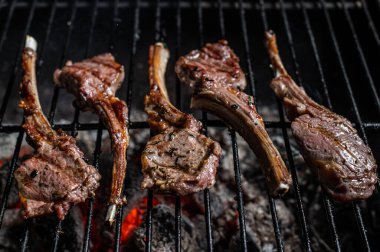 Izgara kuzu pirzola, ızgara biftek ve ateşte barbekü. Üst görünüm