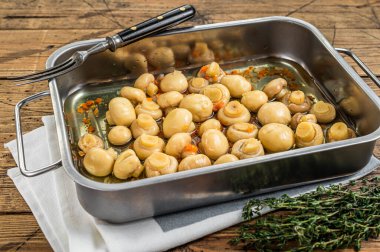 Sirkede turşulu mantar şampiyonları. Ahşap arka plan. Üst görünüm