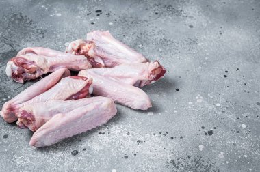 Mutfak masasında taze çiğ ördek kanatları. Gri arka plan. Üst Manzara. Boşluğu kopyala