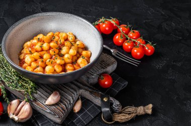 Domates soslu ve kekikli Gnocchi patatesli makarna. Siyah arka plan. Üst Manzara. Boşluğu kopyala