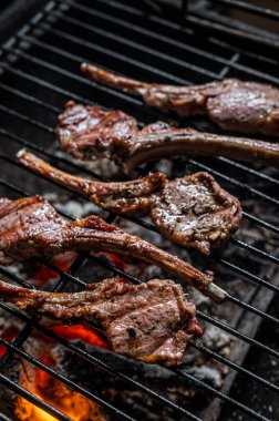 Izgara kuzu pirzola, ızgara biftek ve ateşte barbekü. Üst görünüm