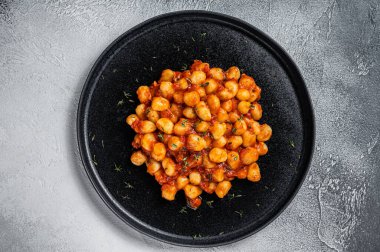 Domates soslu Gnocchi patates makarnası. Beyaz arka plan. Üst Manzara. Boşluğu kopyala