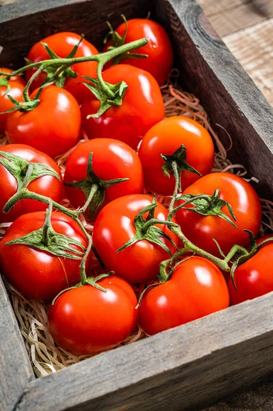 Mogna röda tomater i en trälåda. Trä bakgrund. Ovanifrån — Stockfoto