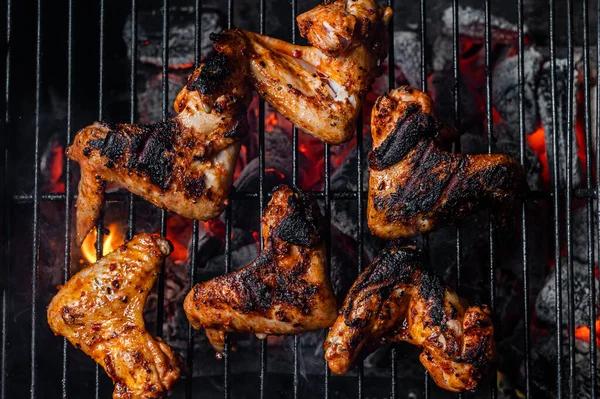 Asas de frango no churrasco, churrasqueira ao ar livre com fogo. Vista superior — Fotografia de Stock