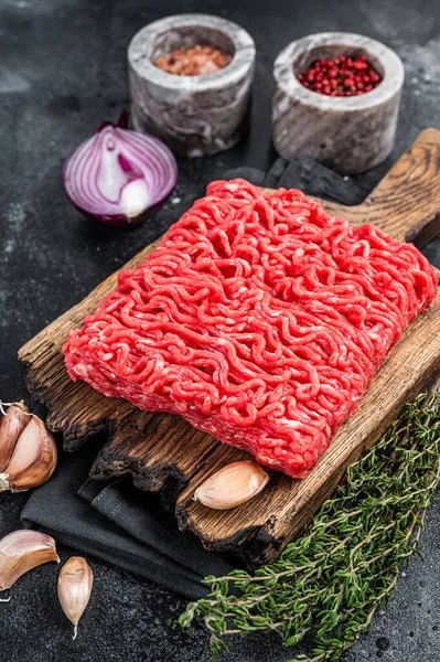 Raw Mince, daging cincang di atas papan potong. Latar belakang hitam Tampilan atas — Stok Foto