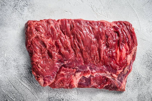 Rauw stuk marmeren runderbraadvlees. Witte achtergrond. Bovenaanzicht — Stockfoto