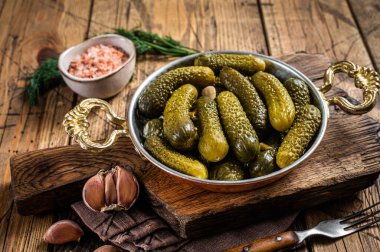 Salatalık turşusu ve otlar kasede. Ahşap arka plan. Üst görünüm