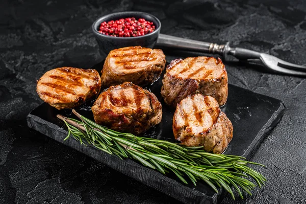 Churrasco grelhado carne de porco medalhões bifes, carne de filé de lombo. Fundo preto. Vista superior — Fotografia de Stock