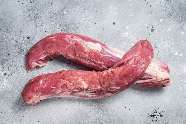 Carne cruda de solomillo de cerdo. Fondo gris. Vista superior —  Fotos de Stock