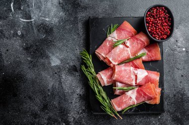 Geleneksel İspanyol Jamon Serrano jambonu mermer tahtada. Siyah arka plan. Üst Manzara. Boşluğu kopyala