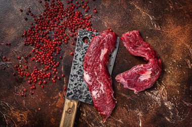 Çiğ Pala bifteği ve kasap satırında kesilmiş biftek kanadı. Karanlık arka plan. Üst görünüm