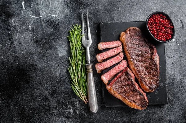 Grillezett felső hátszín vagy kupa marhahús steak márvány fórumon. Fekete háttér. Első látásra. Fénymásolási hely — Stock Fotó