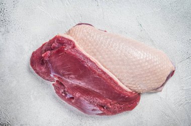 Çiğ ördek göğsü filetosu kasap masasında. Beyaz arka plan. Üst Görünüm