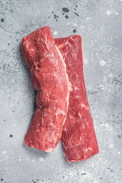 Filete de lomo de cordero crudo, Mutton Sirloin Carne en la mesa del carnicero. Fondo gris. Vista superior —  Fotos de Stock