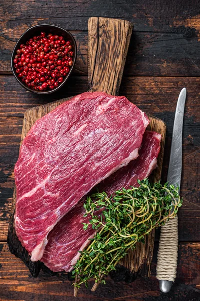 Syrový steak se svíčkovou nebo Picanha steak na dřevěné desce s tymiánem. Tmavé dřevěné pozadí. Horní pohled — Stock fotografie