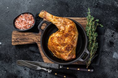 Tavada kızarmış bbq tavuk budu. Siyah arka plan. Üst görünüm