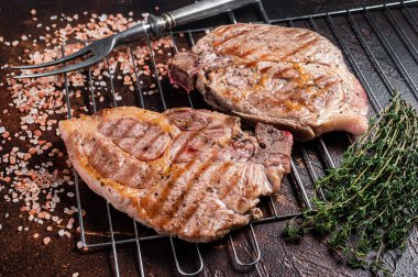 BBBQ ızgara domuz fileto bifteği, ızgaradaki et filetosundan. Karanlık arka plan. Üst görünüm