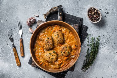 Pirzola ya da domates soslu ton balıklı balık köftesi. Gri arka plan. Üst görünüm