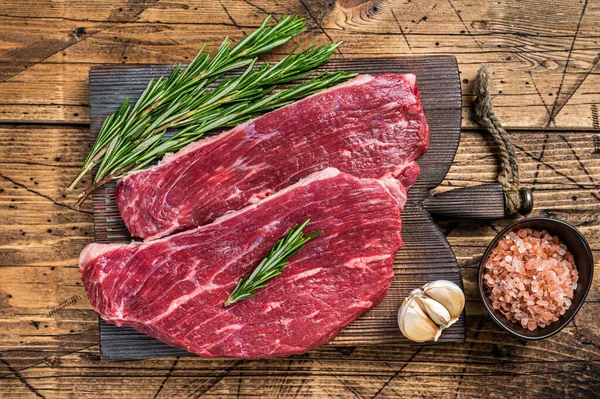 Rauwe biefstuk of Picanha biefstuk op houten plank met slagersmes. houten achtergrond. Bovenaanzicht — Stockfoto