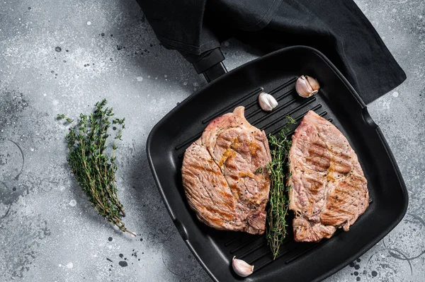 Grilled Pork Tender steaks van filet vlees op grillpan. Grijze achtergrond. Bovenaanzicht — Stockfoto