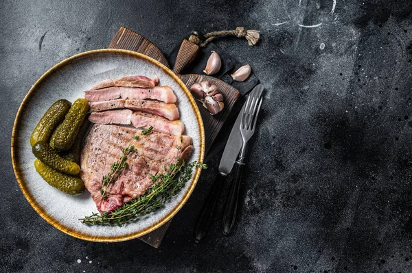 Barbekü yemeği, pirzola, pirzola. Siyah arka plan. Üst Manzara. Boşluğu kopyala