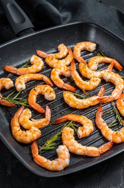 Limonlu ve sarımsaklı tavada karides kızartması. Siyah arka plan. Üst görünüm