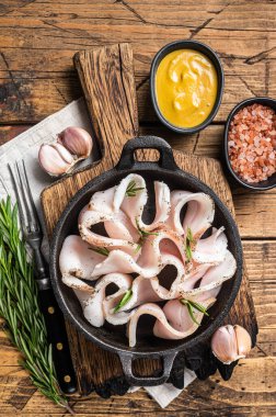 Taze dilimlenmiş domuz yağı, tuzlu, sarımsaklı ve biberli, otlu. Ahşap arka plan. Üst görünüm