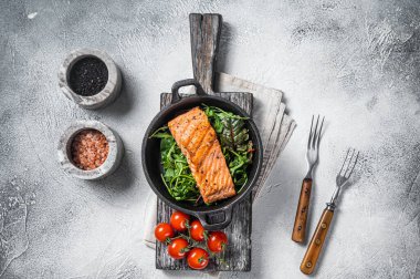 Somon fileto, tavada ızgara biftek ve otlar. Beyaz arka plan. Üst görünüm