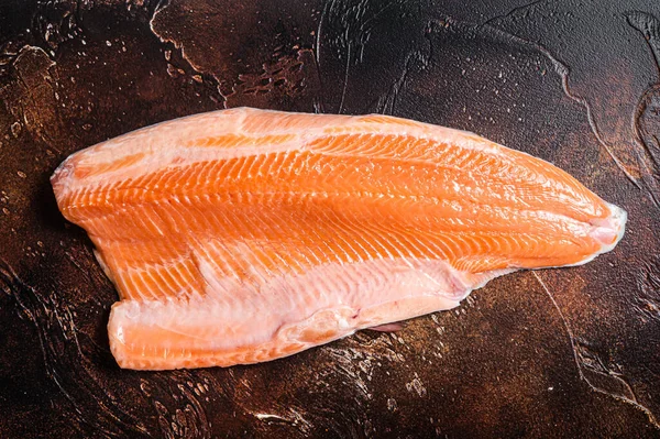 Filé de peixe de salmão cru fresco para bifes. Fundo escuro. Vista superior — Fotografia de Stock