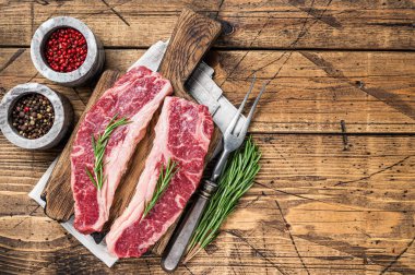 Prime Black Angus bifteği, Raw Striploin veya New York. Ahşap arka plan. Üst Manzara. Boşluğu kopyala