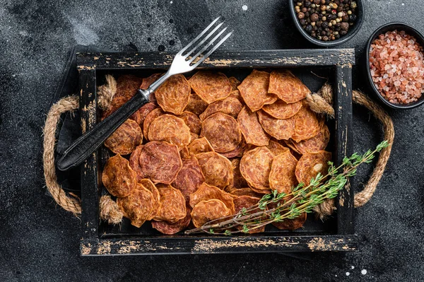 Botat nötkött och fläsk Jerky kött i en trälåda. Svart bakgrund. Ovanifrån — Stockfoto
