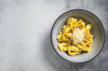 Mozzarella peyniri ve domatesli İtalyan usulü makarna. Beyaz arka plan. Üst Manzara. Boşluğu kopyala