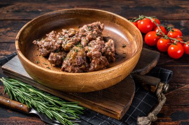 Ahşap tabakta haşlanmış et. Karanlık ahşap arka plan. Üst görünüm