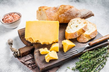 Gouda peyniri ve ekmek pişirmek için hazır. Beyaz arka plan. Üst görünüm