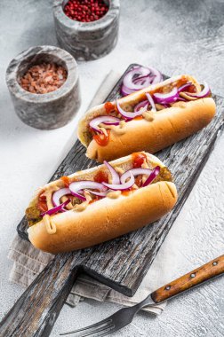 Sosisli ve sosisli vejetaryen sosisli sandviç. Beyaz arka plan. Üst görünüm